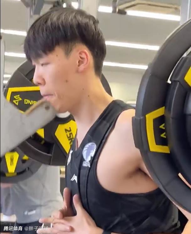 服装的照片可以贴在人体的表面。